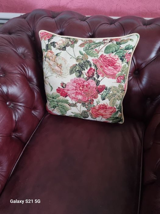 Jasiek  poduszka .materiał gobelinowy w róże.Wypełnienie pióra.