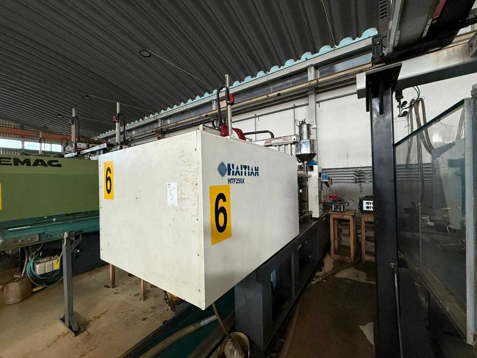 Máquina de injeção da marca HAITIAN, modelo HTF.