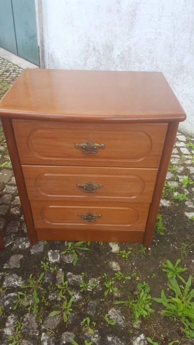 2 Bancas de cabeceira  como  novas