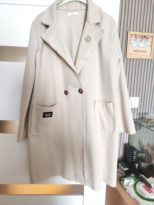 Beżowy damski plaszcz