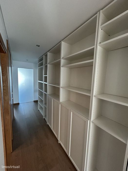 Apartamento T2 com Varanda e Garagem em Aveiro