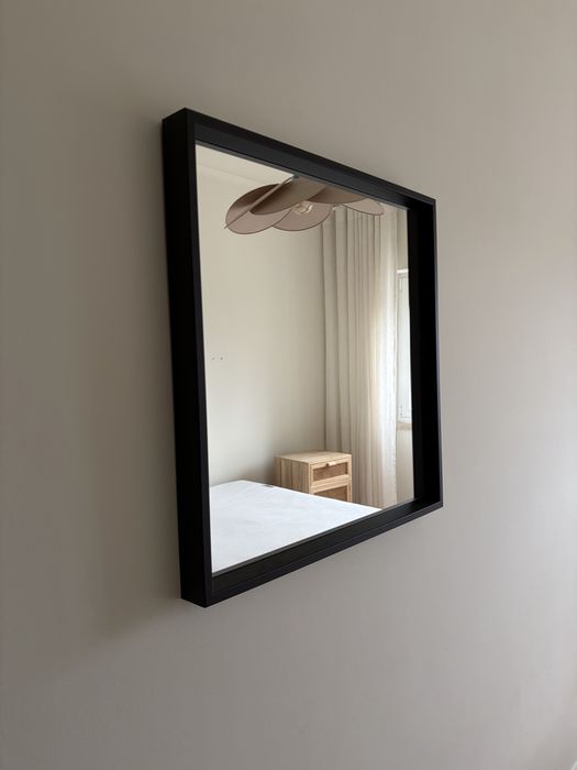 Espelho com moldura de madeira preta
