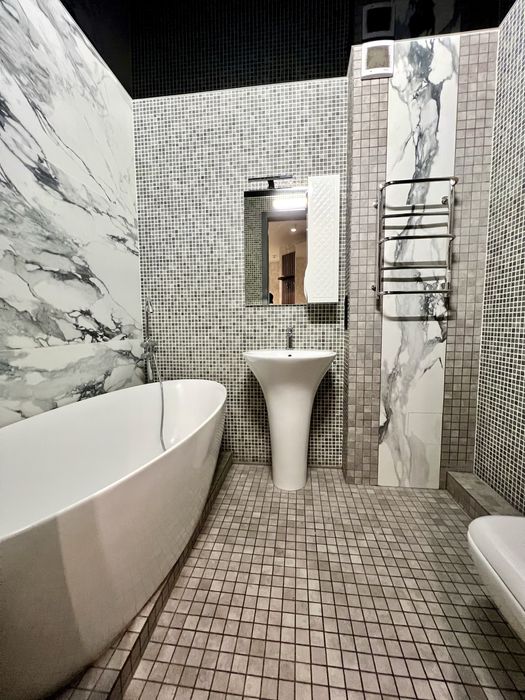 Сдам 2- ком с кухней гостинной и большым балконом .