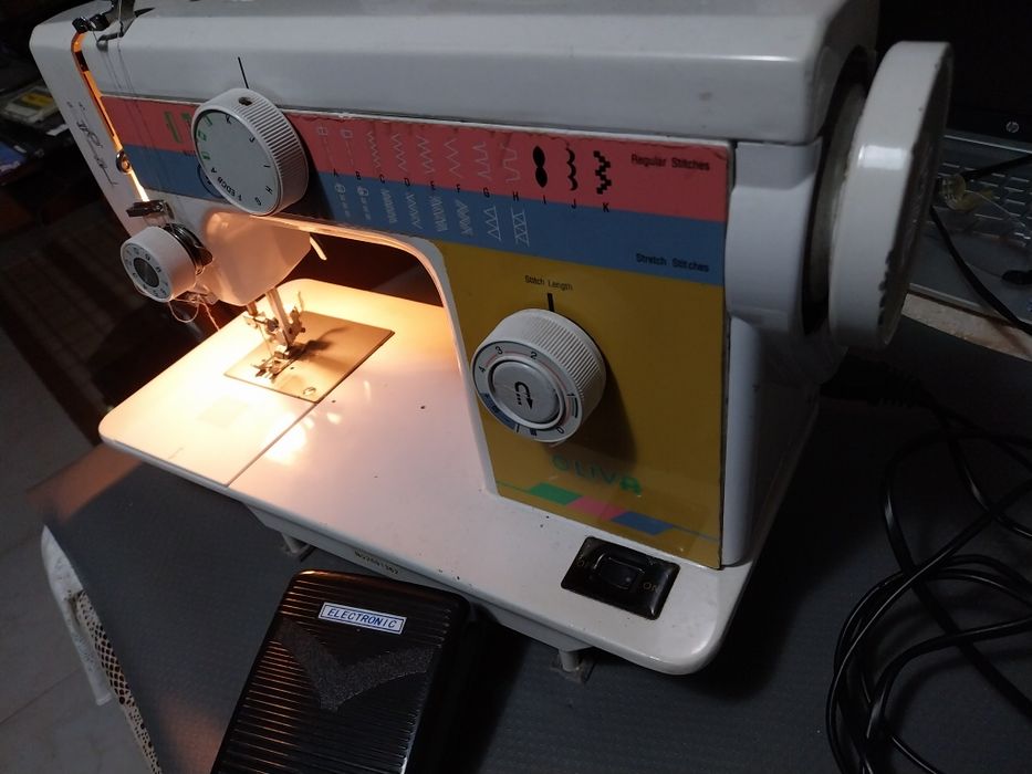 Maquina costura electrica oliva completa impecavel