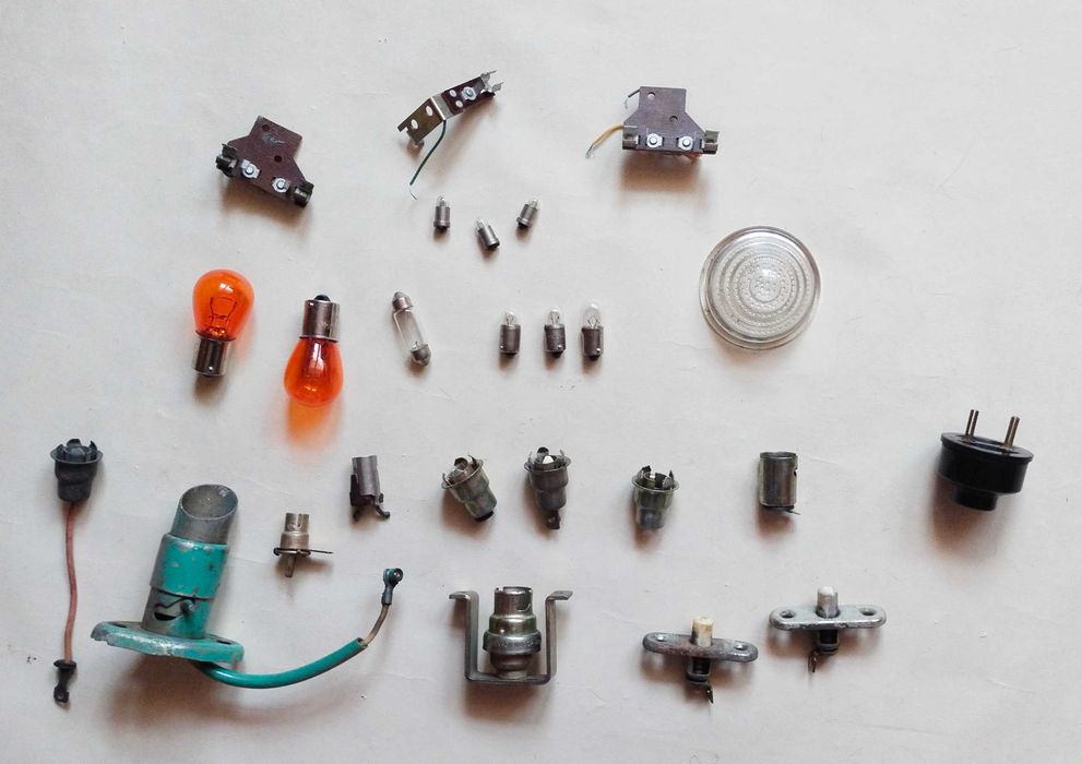 Лампочки автомобильные с держателями.