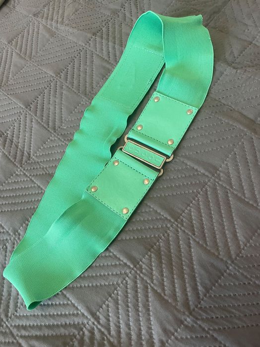Stylowy zielony pasek z ozdobną klamrą – modny design Gucci