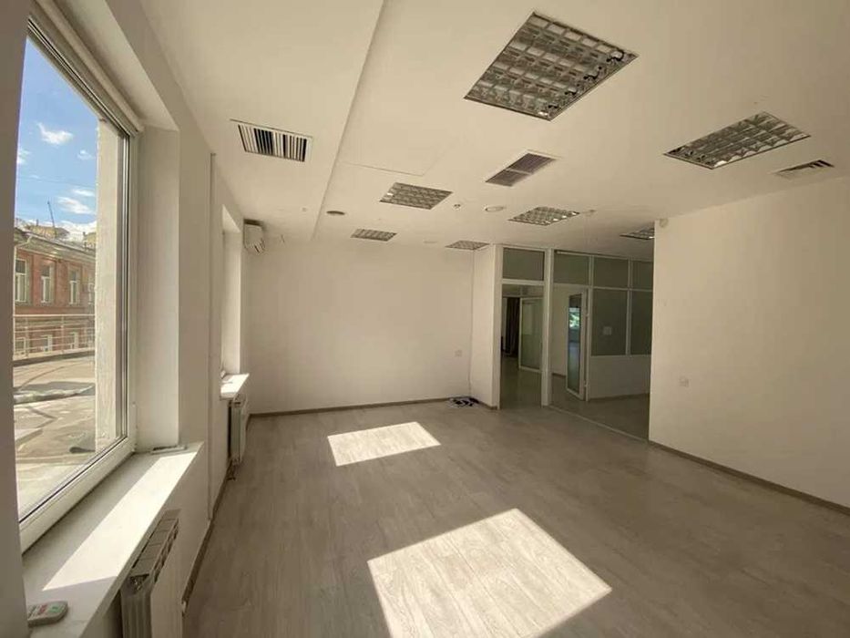 ЦЕНТР КИЄВА, Бессарабка, офіс 200кв.м з власною терасою