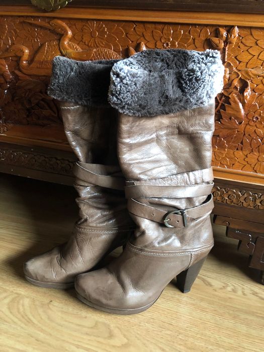 Botas castanhas com pêlo