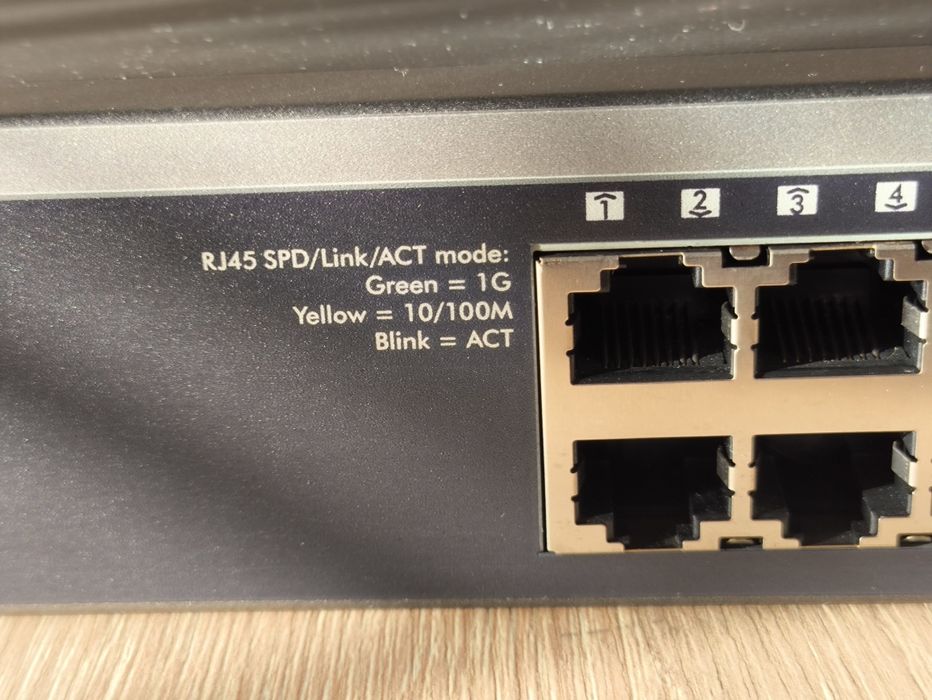 Zarządzalny przełącznik sieciowy, switch Netgear ProSafe M4100-26G.