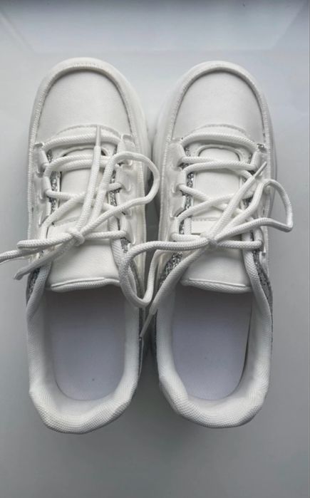 Białe sneakersy