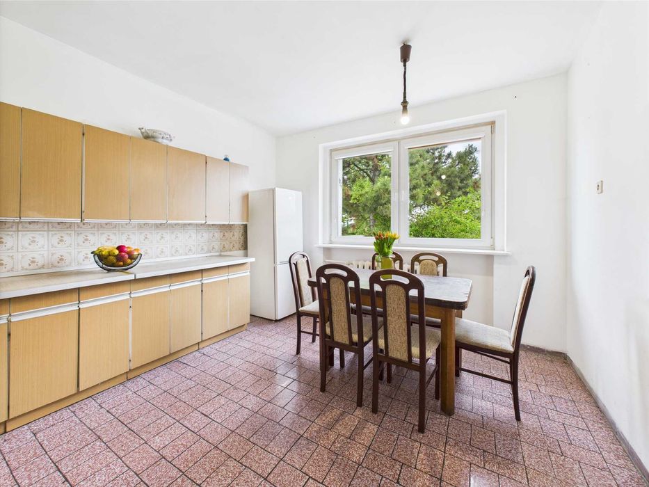 Dom dla firm z ogrodzonym terenem i parkingiem