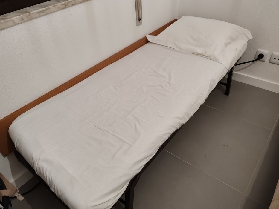 Sofá cama 3 lugares com gavetão.