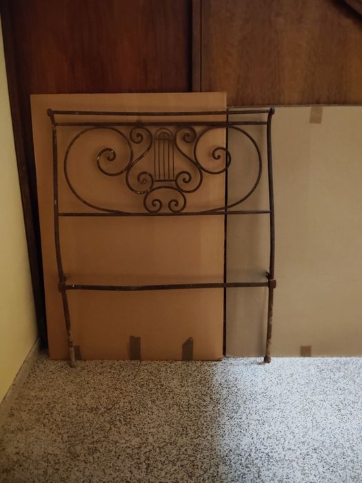 Cama de ferro pés e cabeceira