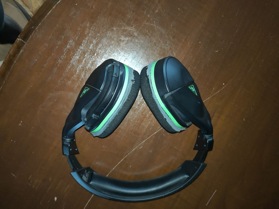 Xbox One X com jogos e headphone