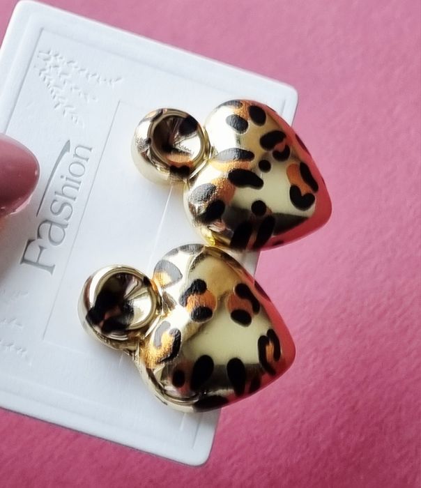 Brincos dourados, de pico, estampados com "animal print"