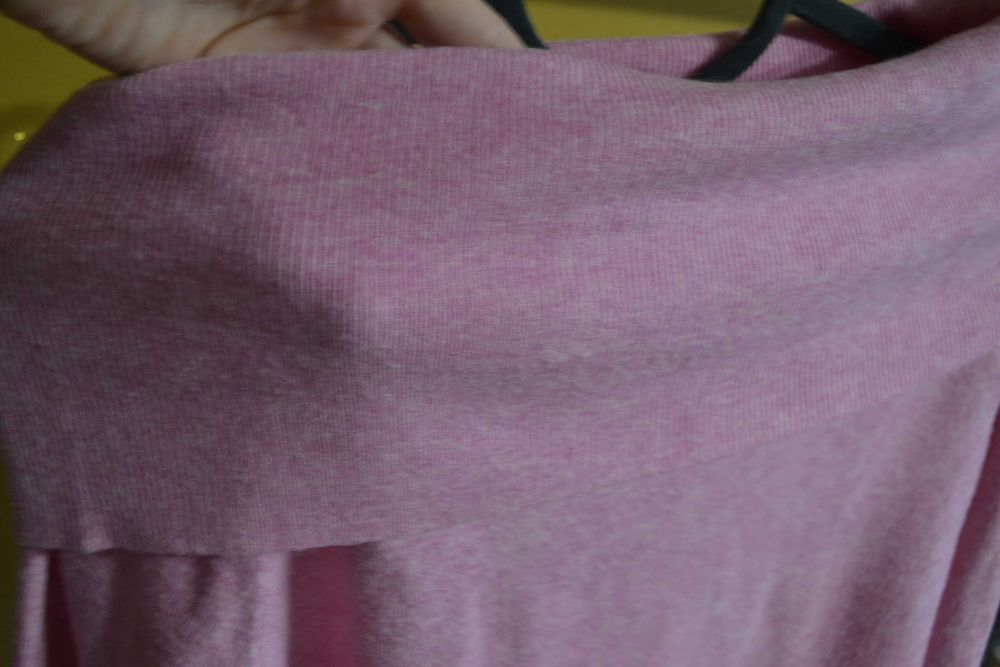 Sweter Primark różowy S 36 zakładany na ramiona