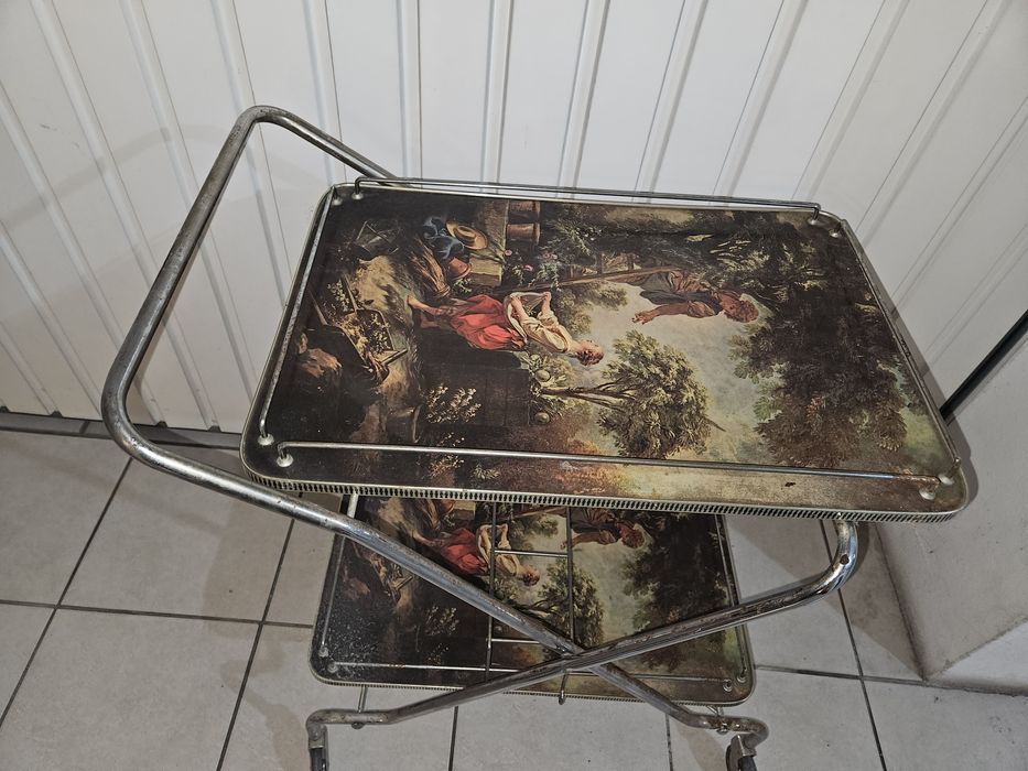 Carrinho de chá antigo - Cena galante