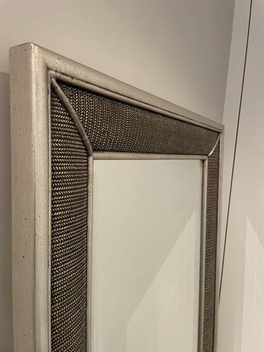 lustro w pięknie zdobiinej solidnej drewnianej ramie