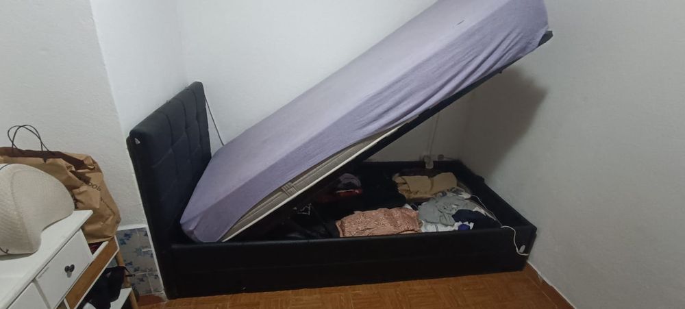 Cama de solteiro/a com baú en couro sintetico