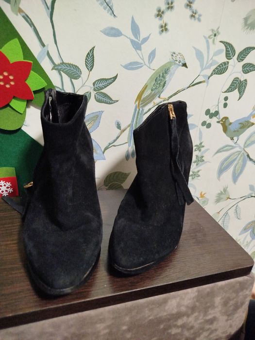 Продам замшеві натуральні ботильони ботинки