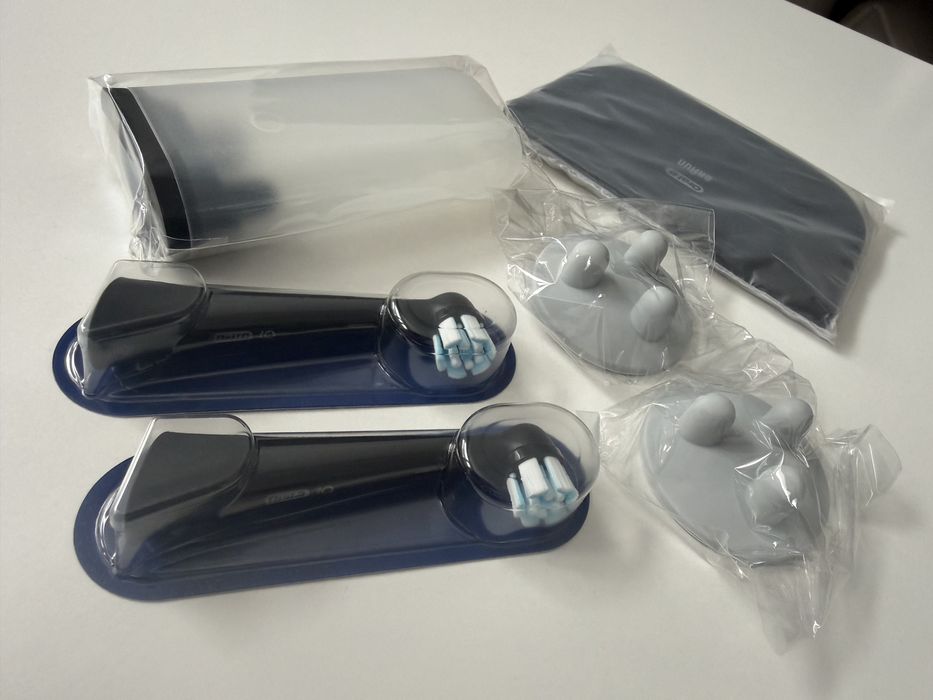 Dwie szczoteczki do oral-b io i akcesoria