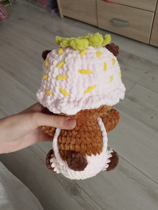 Pluszak kapibara w stroju truskawki