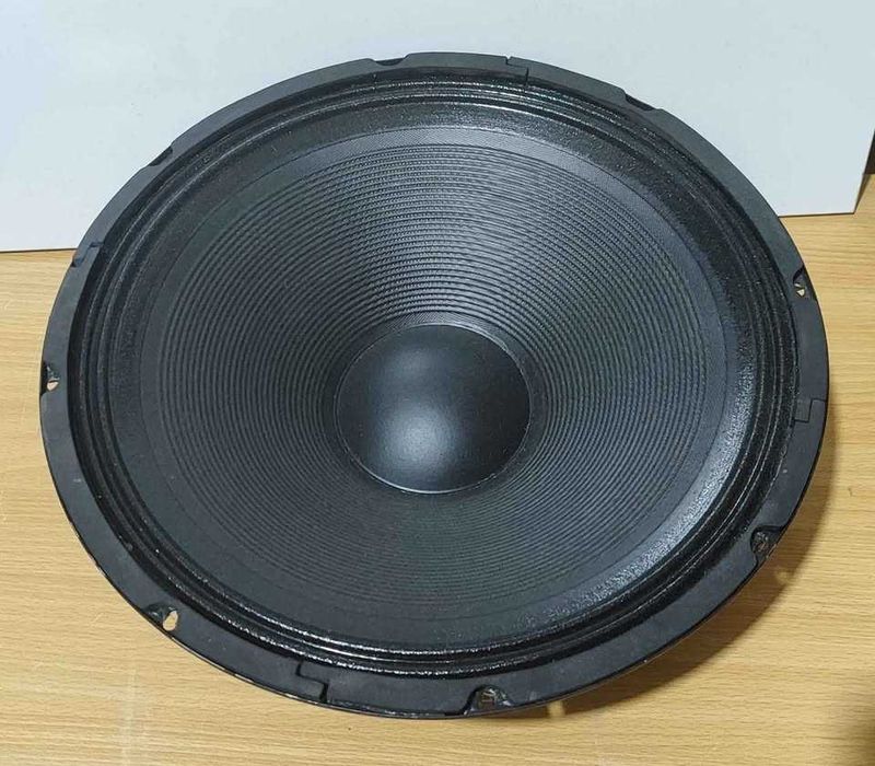 Vários altifalantes de 15 polegadas várias marcas