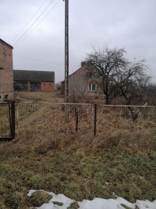 Dom z budynkami gospodarczymi