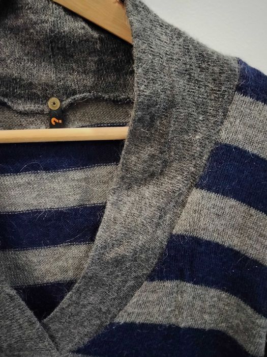 Camisola azul e cinzenta com riscas