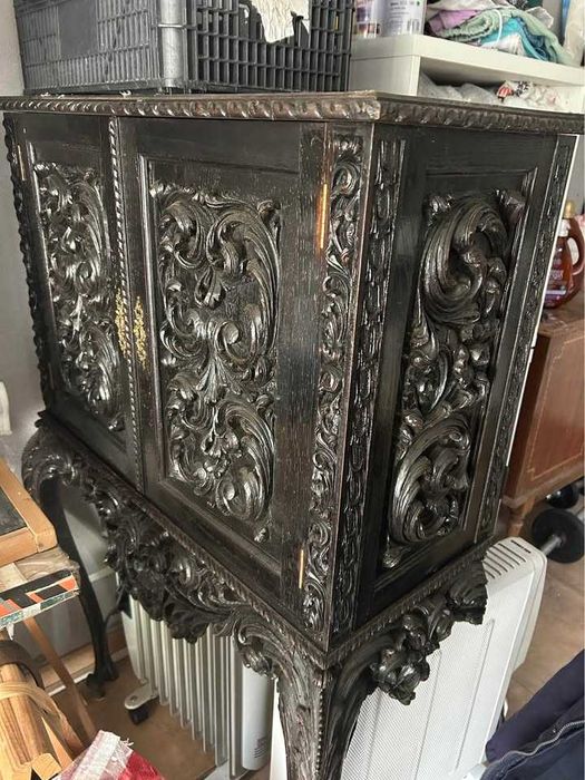 Móvel antigo escuro