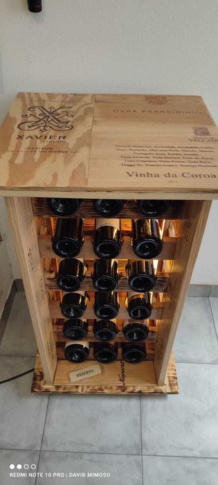 Garrafeira Artesanal Única em Pinho – Iluminada, Detalhes Caixas de Vinho