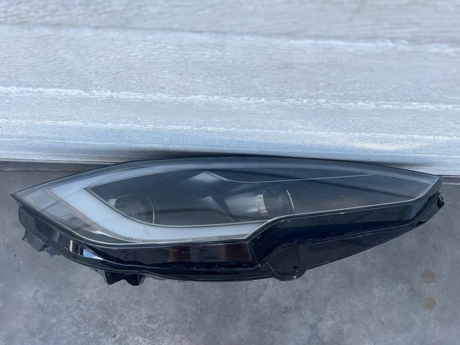 Tesla model S plaid 2022- фара лінзована