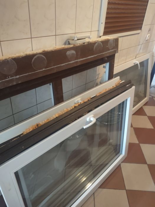 Okna z roletami kolor braz
