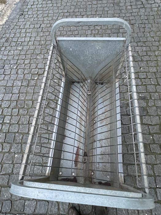 Manjedoura para ovelhas e cabras