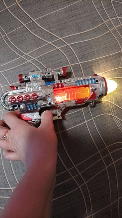 Продам детский пистолет-бластер