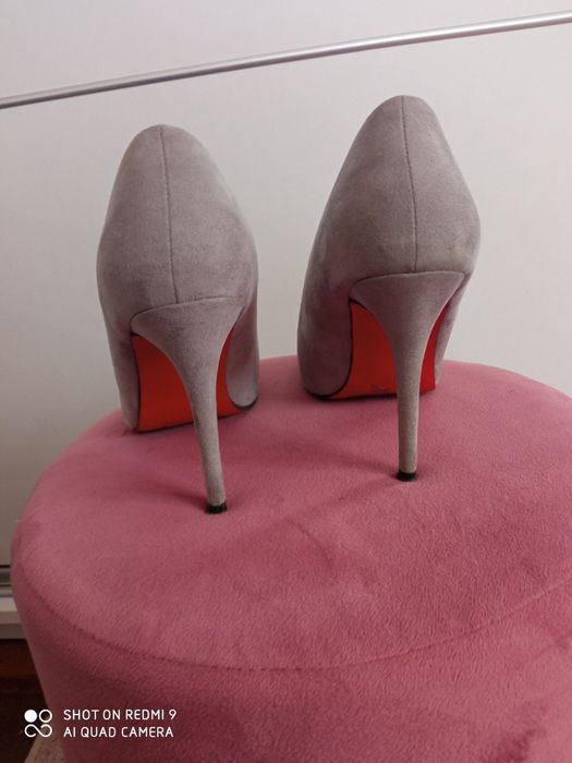 Siwe szpilki z czerwoną podeszwą