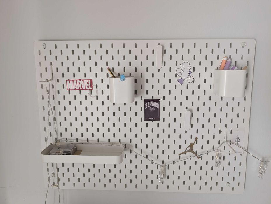 Conjunto Ikea: Secretária micke, cadeira giratória e quadro skadis combinação