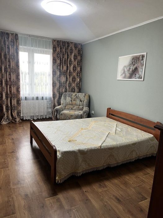 Здам двокімнатну квартиру на п’ятому поверсі біля метро