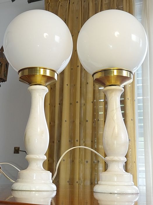 Candeeiros antigos mesa alabastro e globos opalinos