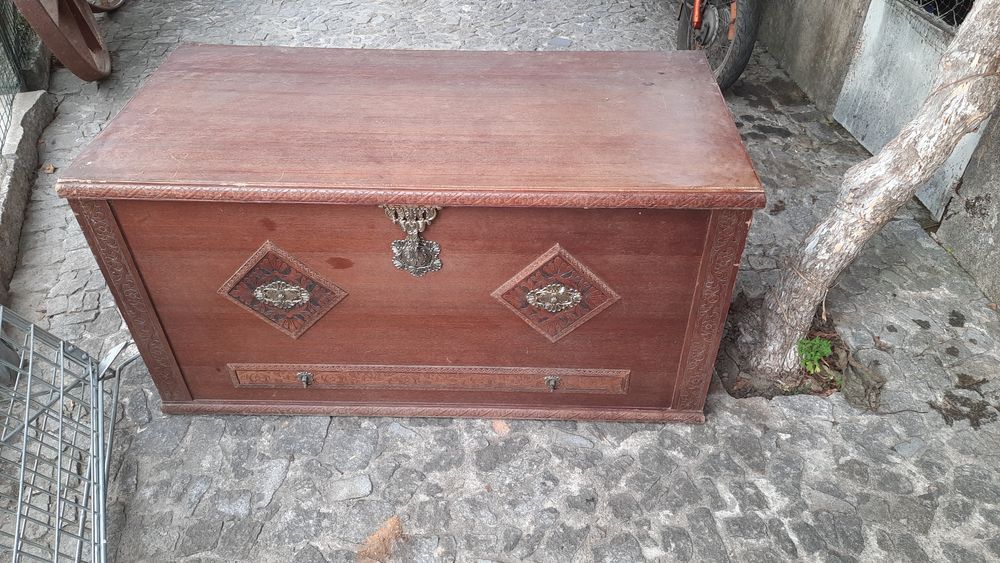 Arcas ou Baús rusticos. Com desenhos.