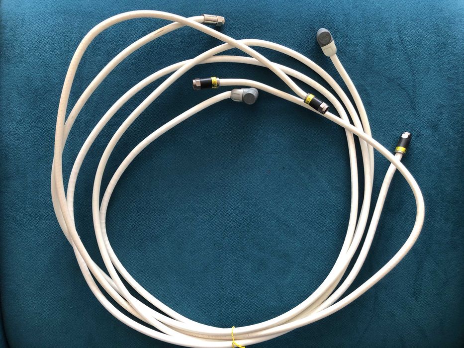 Cabo de antena e um cabo RCA