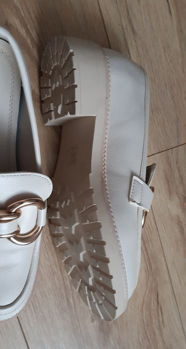 Mokasyny beżowe  na platformie złota ozdoba NOWE