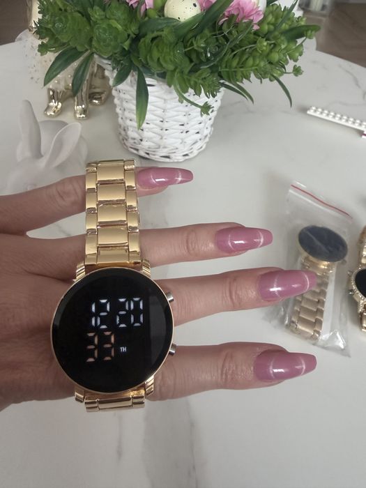 Zegarek Z czarnym wyświetlaczem SmartWatch Złotej bransolecie