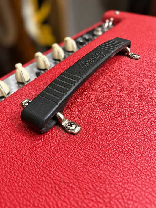 Fender Hot Rod Deluxe Texas Red Limited Edition 40W + footswitch