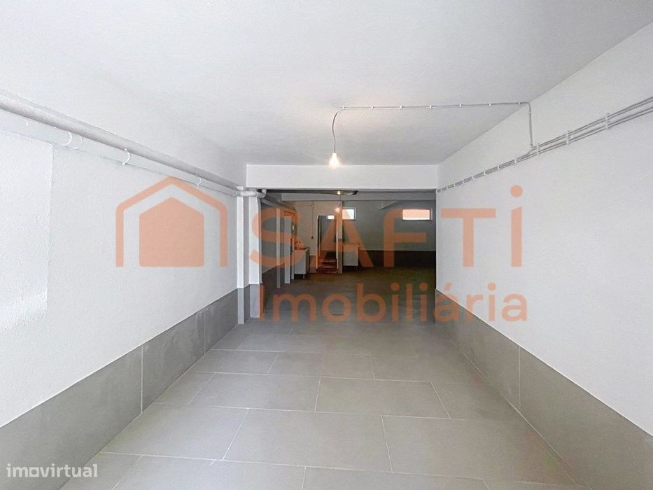 Garagem renovada no centro do Entroncamento, Santarém