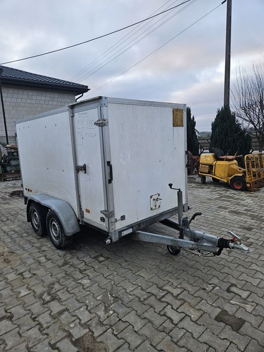 Przyczepka samochodowa zamknięta