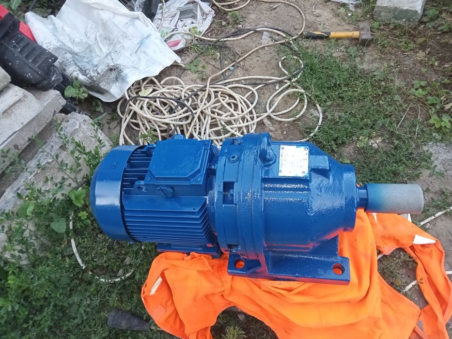 Продам редуктор с двигателем