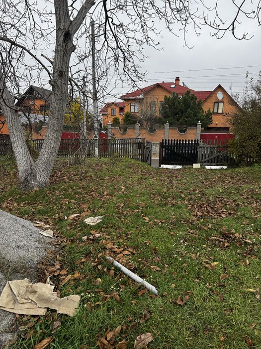 Продам ділянку у Фурсах з фундаментом, світлом і скваженою