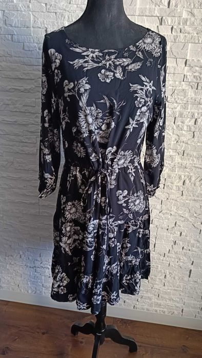 Medicine zwiewna czarna sukienka w kwiaty