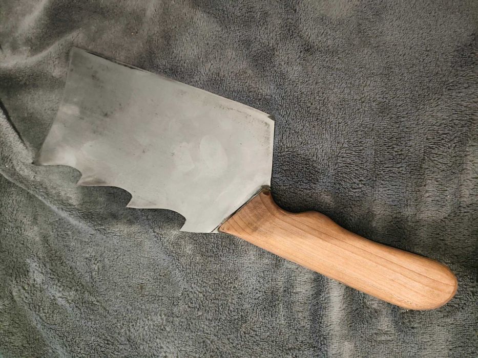 Ręcznie robiony nóż z drewnianą rączką